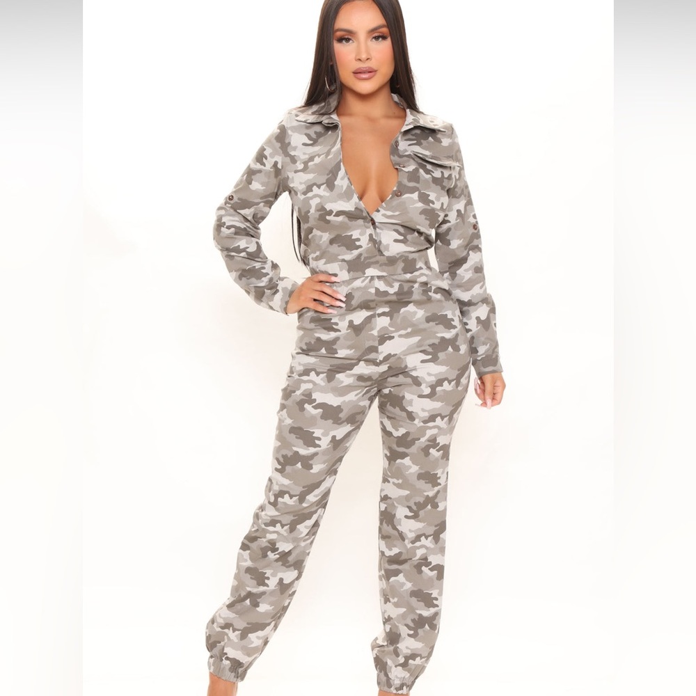 NWT Camo jump suit size medium